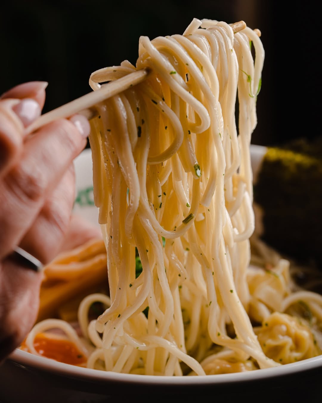 Makaron ramen wyciągany z miski Arigatora